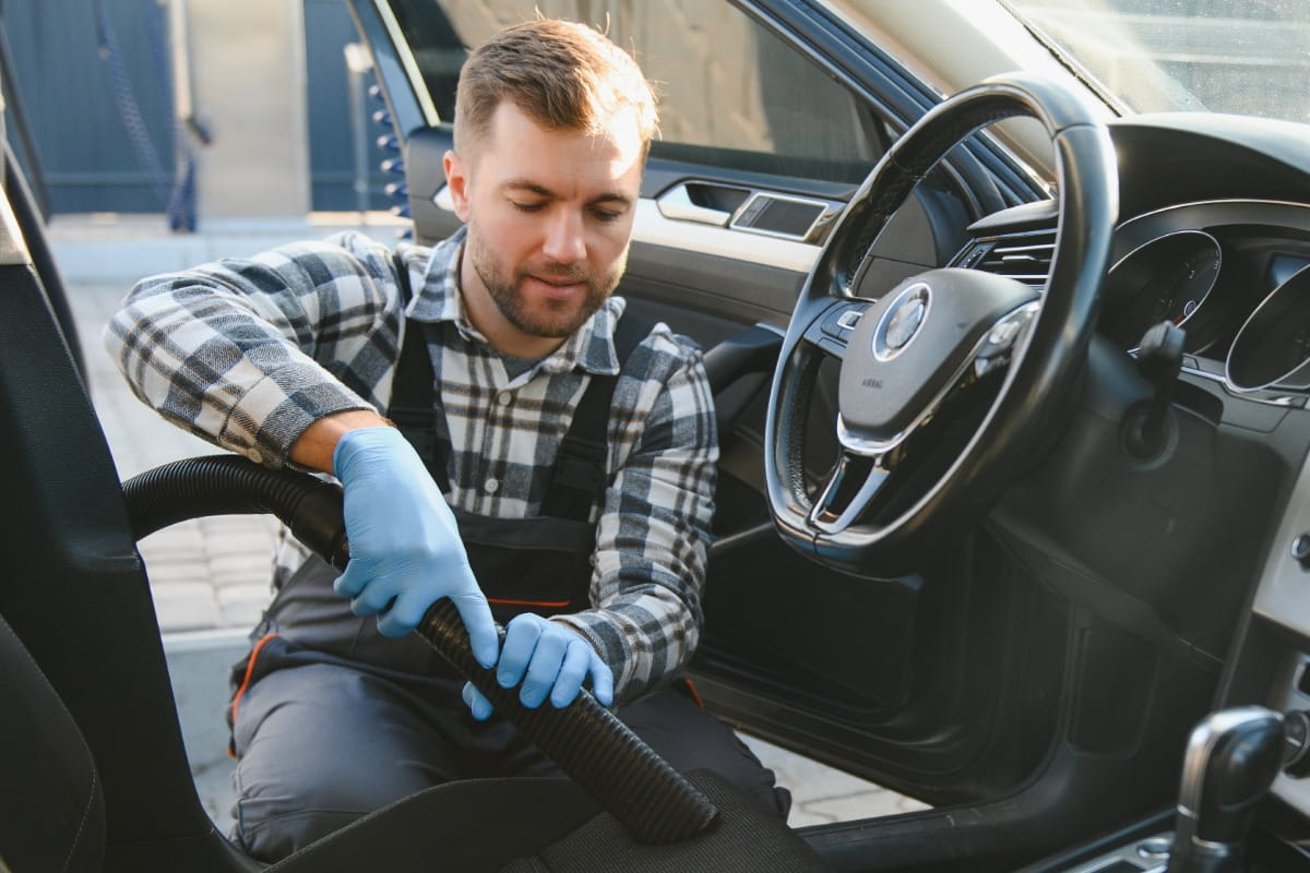 Ein Fahrzeugaufbereiter im Autohaus
