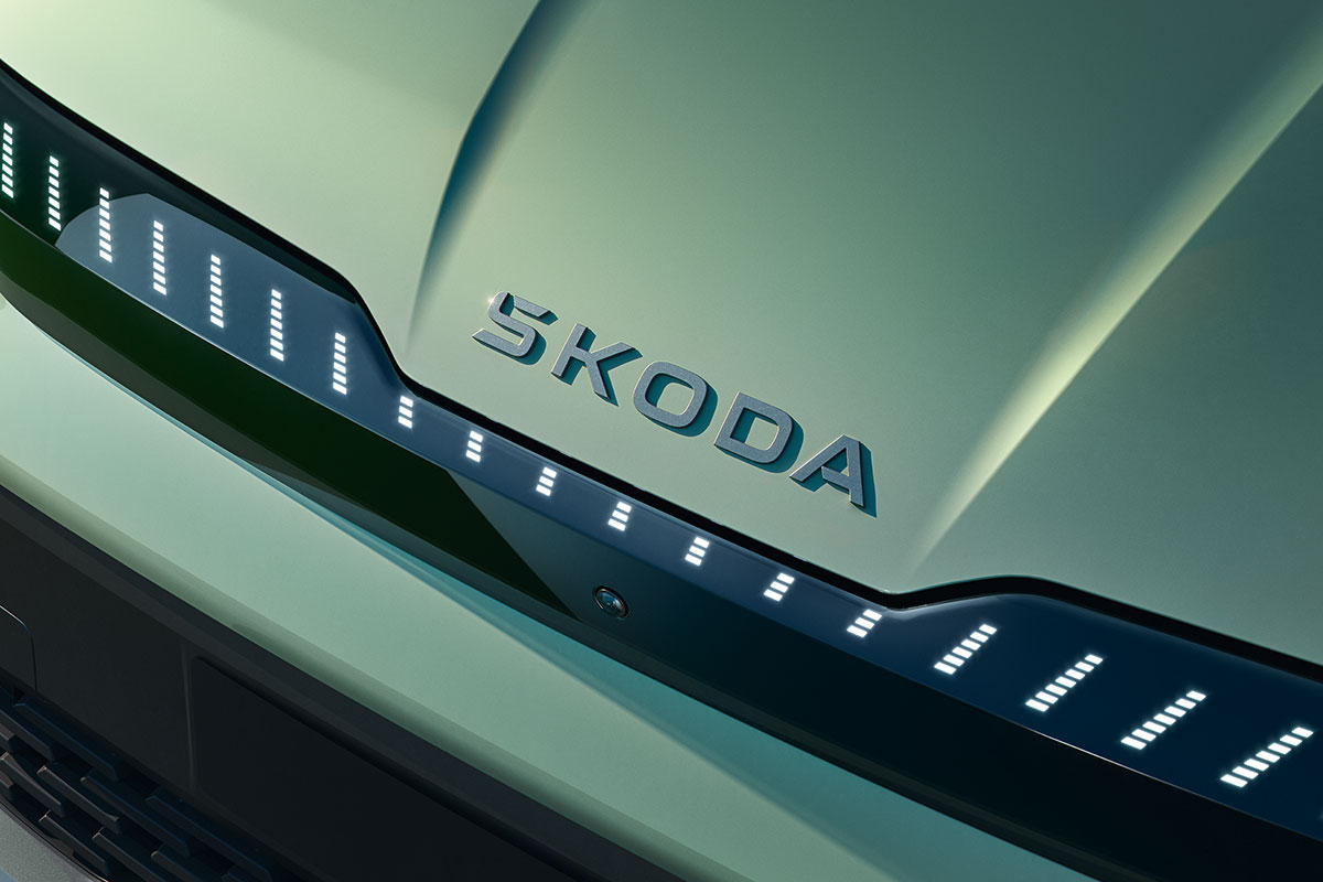 Grüner Škoda mit sichtbarem Logo auf der Motorhaube